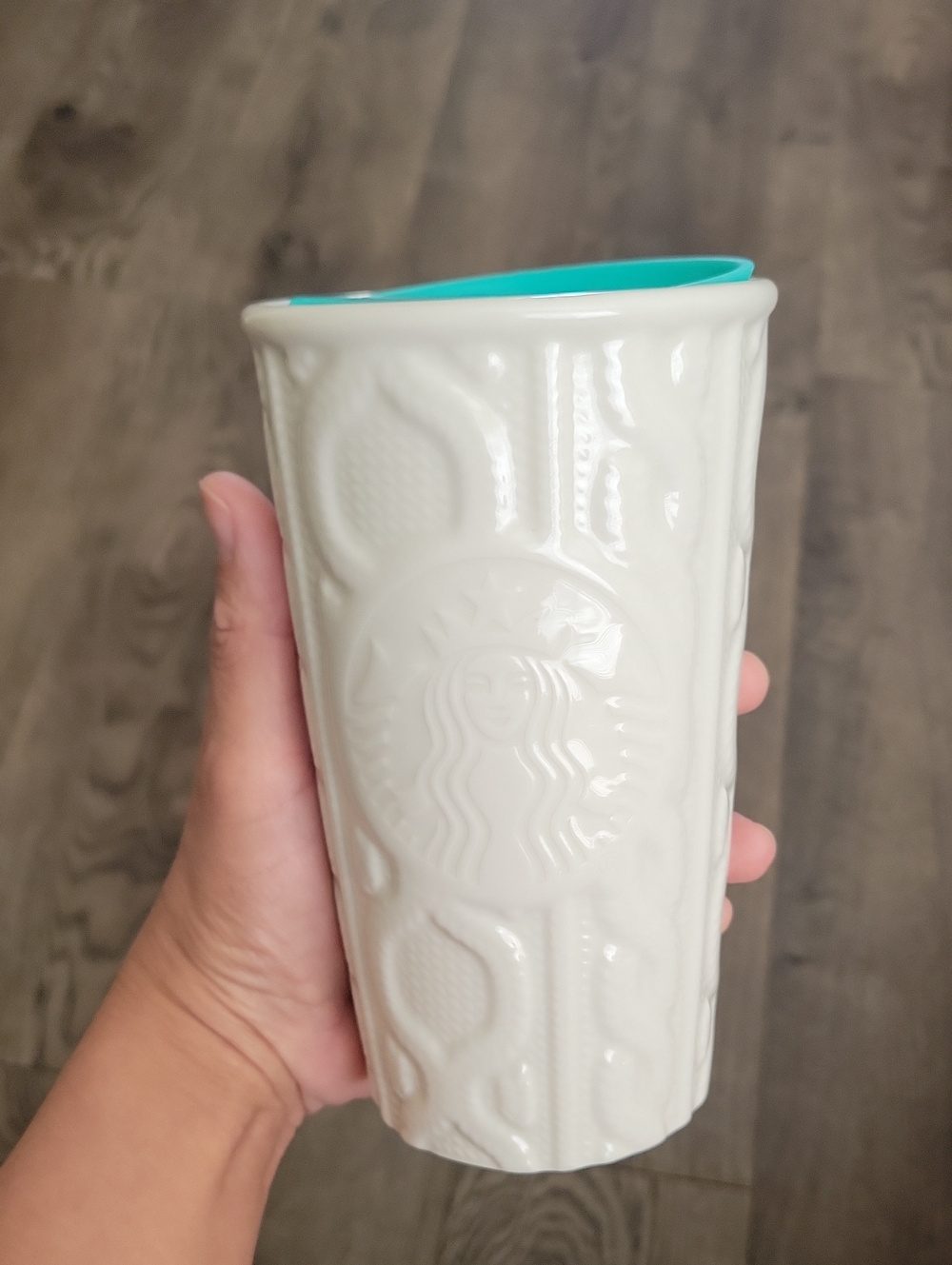 STARBUCKS Cable Knit Sweater Ceramic Tumbler Travel Mug with Lid. Size 10 oz